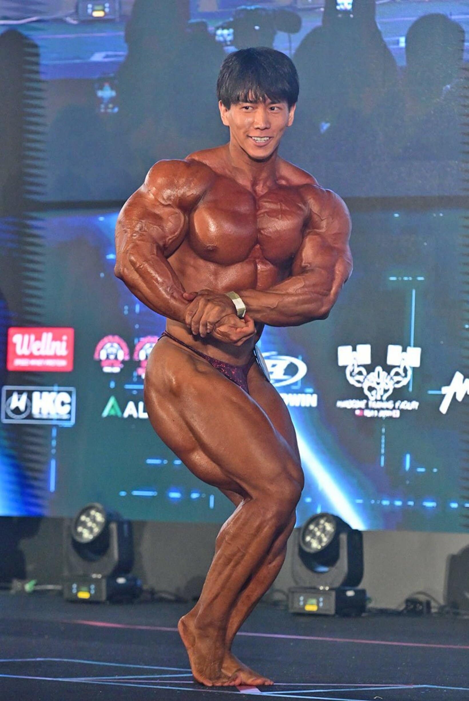 ポーズを決める横川尚隆