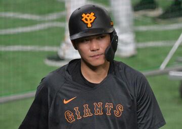 どこか冴えない表情の坂本