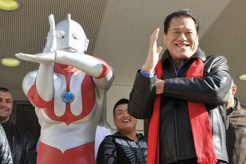 ウルトラマンとポーズをとるアントニオ猪木（２０１１年）