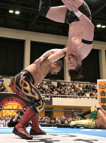 カラム・ニューマン(上)を豪快に投げる鷹木