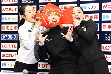 後輩の島田麻央(左)からも慕われている坂本花織(中)。右は樋口新葉（2024年）