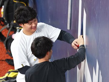 トレーニング中に球場の壁に穴をあけてしまった阪神・森下翔太(上)