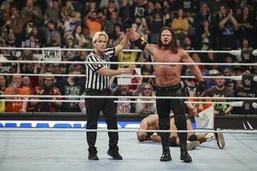 AJスタイルズ（右）のコーディ・ローデスへの挑戦が決定した©WWE