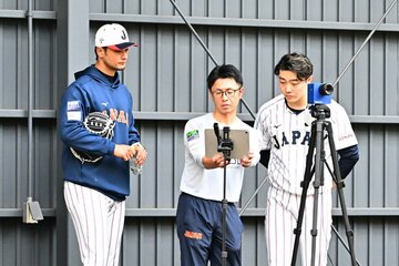 松本裕樹の投球フォームをチェックするダルビッシュ