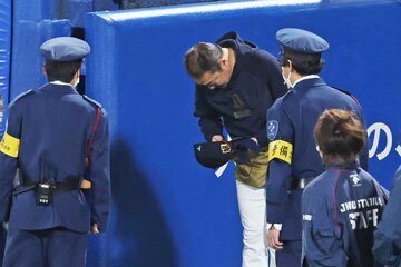 一礼して神宮を引きあげるオリックス・中嶋監督