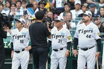 昨年のイベントで揃い踏みした阪神OBのランディ・バース氏(右)、掛布雅之氏(中)、岡田彰布氏