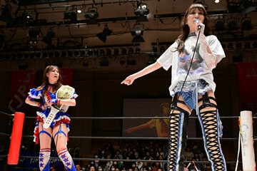 上福ゆき（右）から挑戦表明を受ける荒井優希
