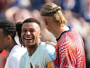 エムバペ（左）とハーランドの対決は持ち越しとなった（ロイター）
