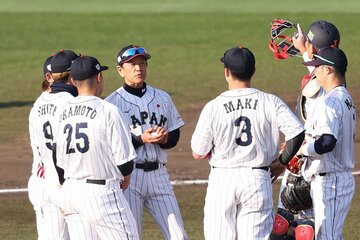 ７回のピンチでは、自らマウンドに赴いた栗山監督(中左)