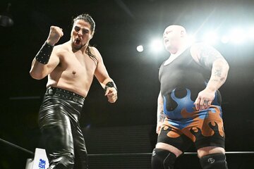 サイラス(右)の分厚さに驚く斉藤ジュン