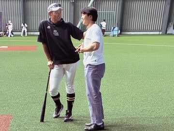 ファーム施設にあいさつに訪れ、斉藤和巳二軍監督と言葉を交わす井上朋也