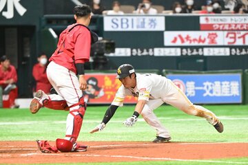 ３回には気迫のヘッドスライディングで生還したソフトバンク・上林(右)