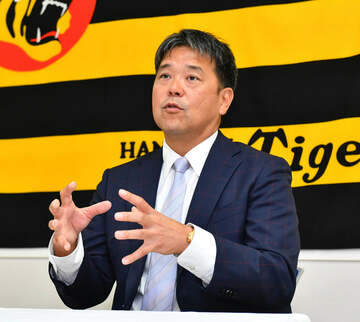  入団会見を行った野村克則二軍バッテリーコーチ(東スポWeb)