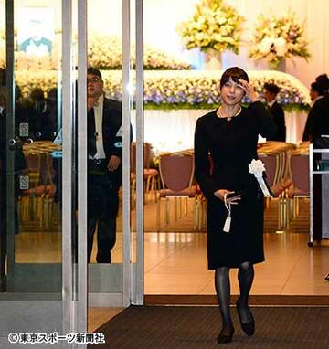 弔問客に挨拶をする上原多香子