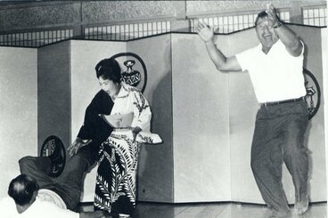 試合後の祝勝会で「歓びの踊り」を踊る力道山