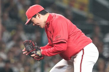 7回のピンチをしのぎ、マウンドでガッツポーズの広島・栗林良吏