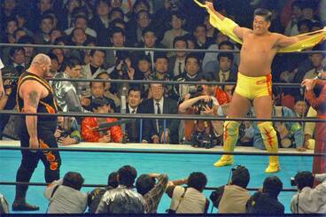 北尾光司(右)と一騎打ちが計画されていた。左はクラッシャー・バンバン・ビガロ(90年2月)