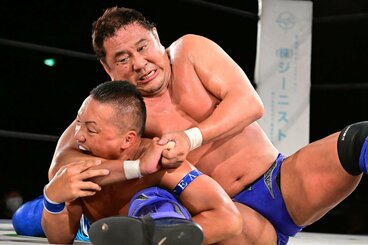 ナガタロックでCIMA(左)を悶絶させる永田裕志