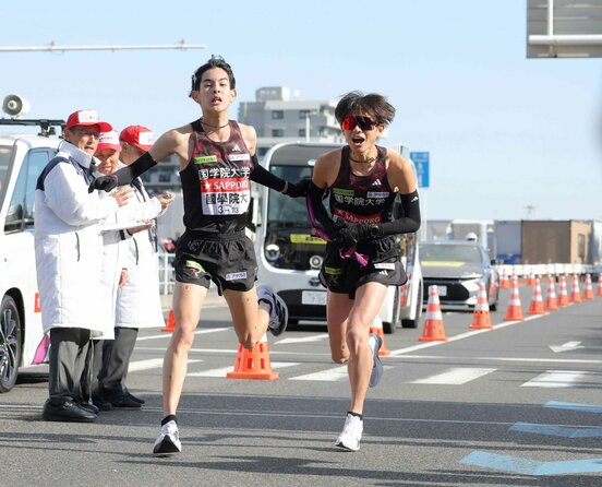 往路３区を激走した国学院大の野中恒亨（左＝代表撮影）