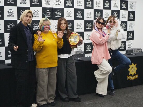 左から天麗皇希、メガトン、青野未来、翔月なつみ、桜井麻衣