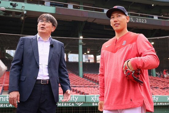 フェンウェイパークを訪れた石橋貴明（左）と吉田正尚