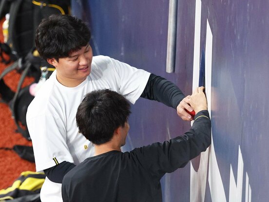 トレーニング中に球場の壁に穴をあけてしまった阪神・森下翔太(上)