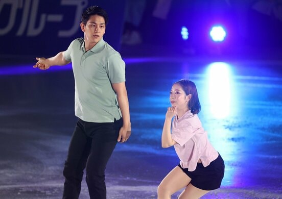 アイスショーに出演した三浦璃来(右)と木原龍一