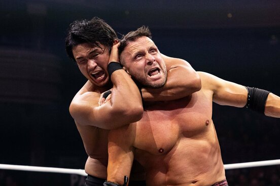 柴田勝頼(奥)はナイジェル・マッッギネスを再三のスリーパーホールドで追い込んだが…(©All Elite Wrestling)