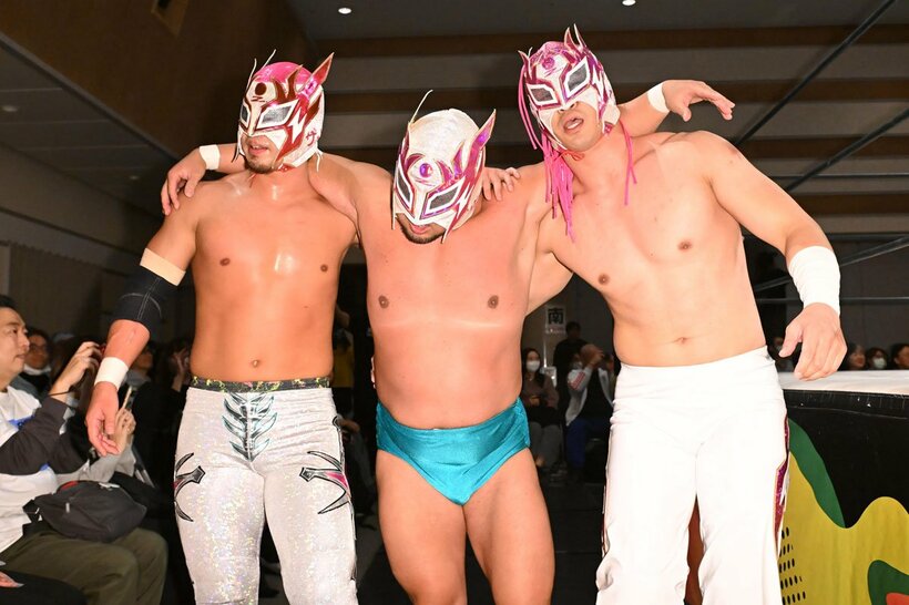 試合に敗れた（左から）ザ・リーヴマスク・改、ザ・リーヴマスクＸ、ザ・リーヴマスクＸ・プリンス