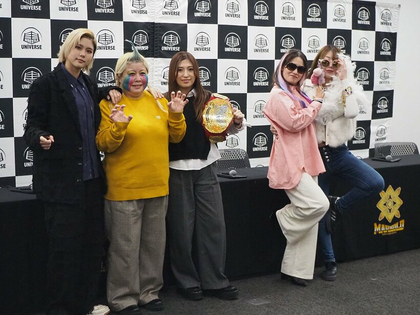 左から天麗皇希、メガトン、青野未来、翔月なつみ、桜井麻衣