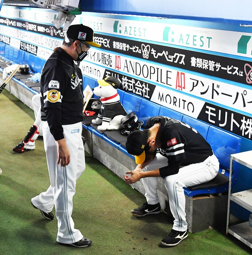 逆転３ランを浴びてベンチでガックリのソフトバンク・泉(右)。左は声をかける森山投手コーチ