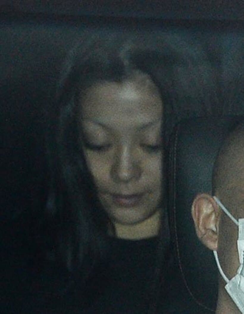 ７日朝、送検された小向容疑者