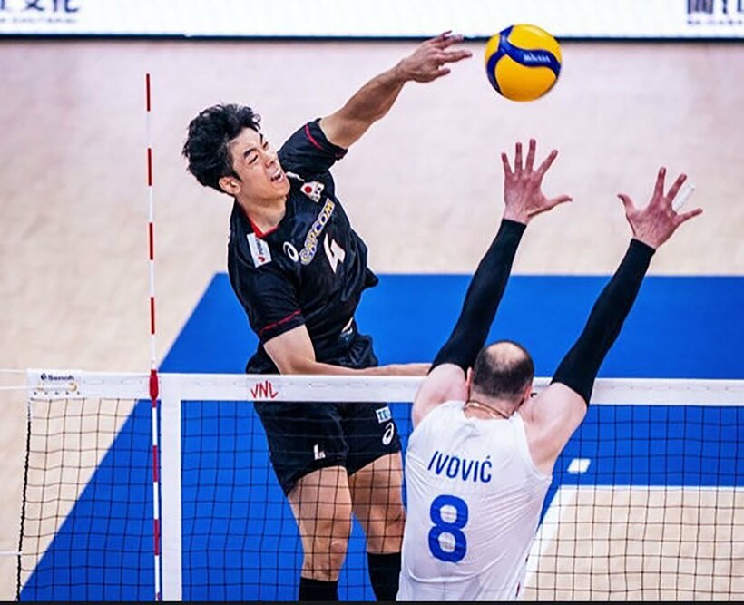 セルビア戦でスパイクを放つ宮浦健人（左＝Volleyball World提供）