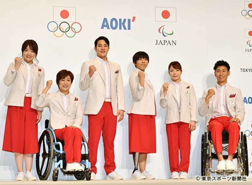  公式服装を着用しポーズをとるアスリートたち