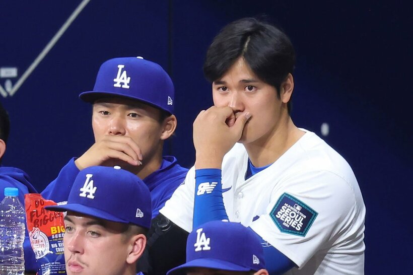 ベンチで話し込む山本由伸（左）と大谷翔平