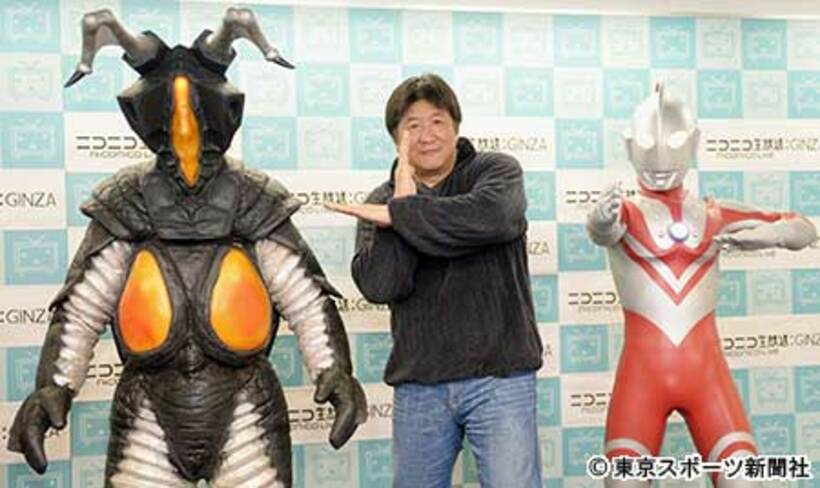 左から宇宙恐竜ゼットン、前田日明氏、ゾフィー