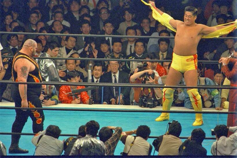 北尾光司（右）と一騎打ちが計画されていた。左はクラッシャー・バンバン・ビガロ（90年2月）