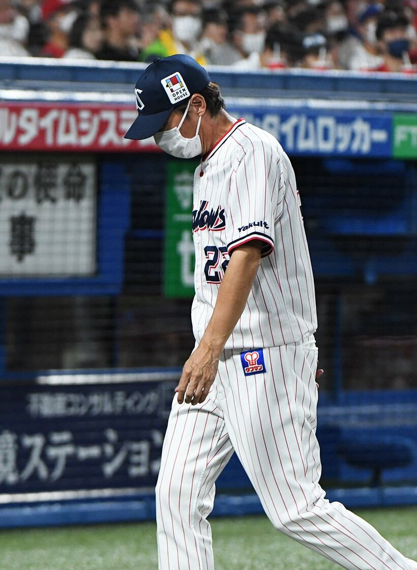 球審に交代を告げる足取りも重かったヤクルト・高津監督（東スポWeb）