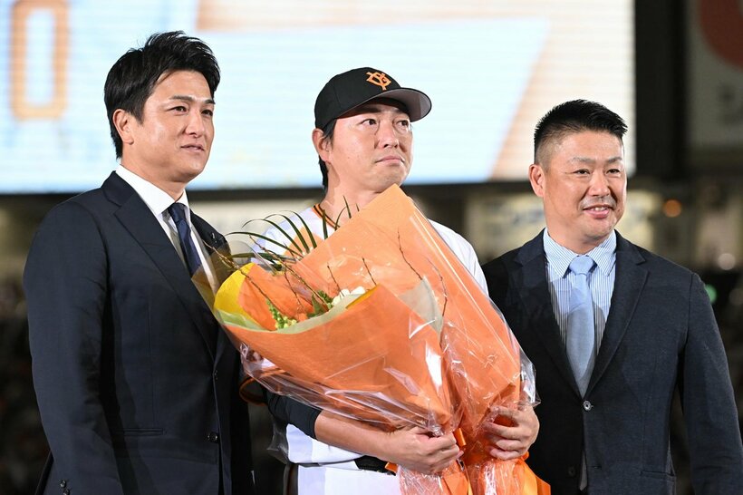 長野久義引退セレモニーで、記念撮影する高橋由伸氏(左)と村田修一氏(右)