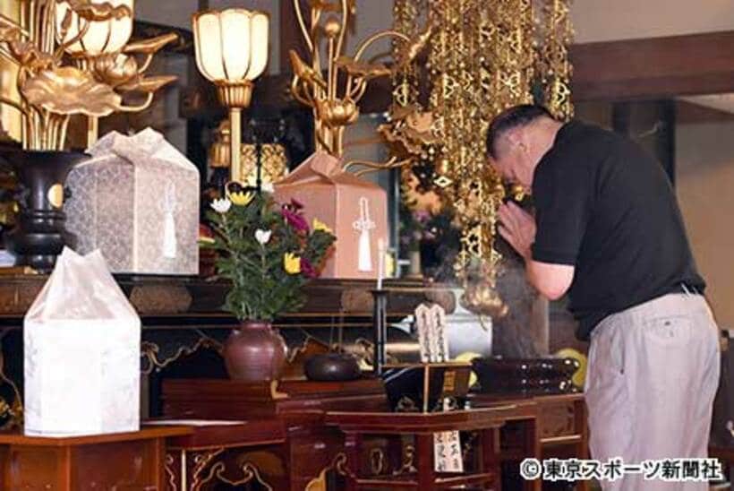  馬場さんと元子夫人の遺骨に手を合わせる和田京平レフェリー