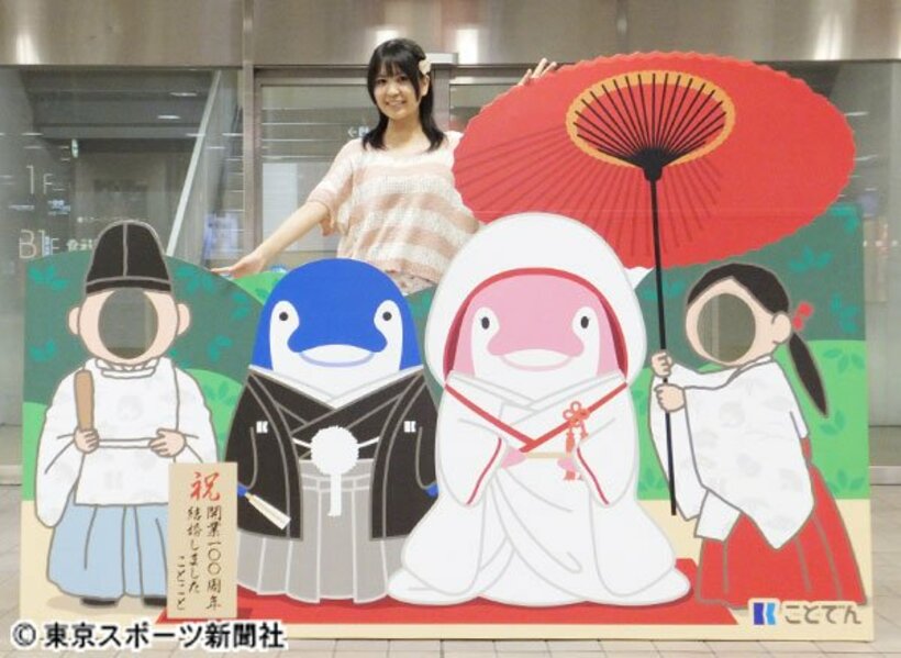  大人の事情から生まれたゆるキャラ、イルカのことちゃん（左）。金毘羅山でことみちゃんと結婚式を挙げ、子供も生まれました