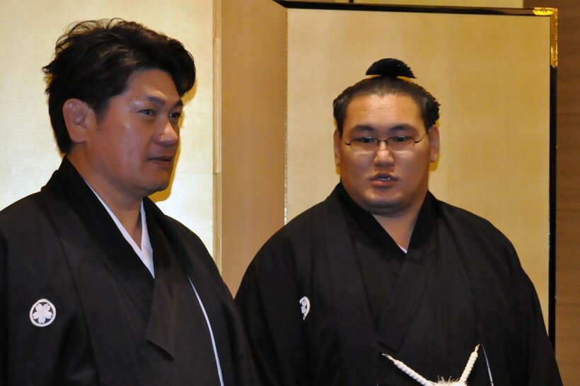 立浪親方（左）と豊昇龍