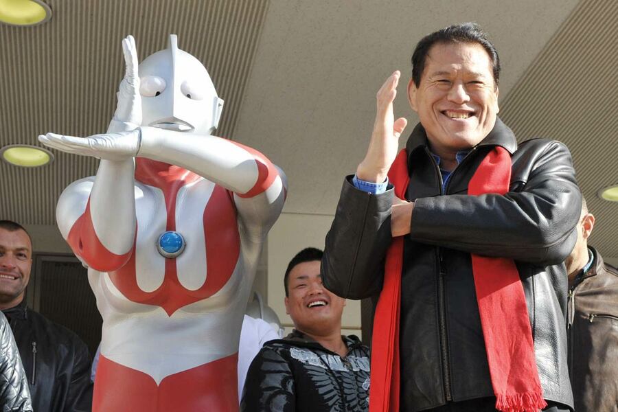 ウルトラマンとポーズをとるアントニオ猪木（２０１１年）