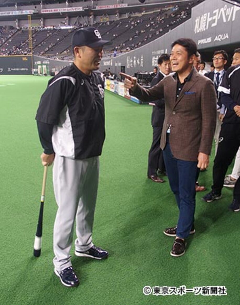 峰竜太（右）のインタビューを受ける谷繁監督兼捕手
