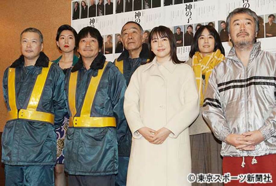  前列左から、田中哲司、大森南朋、長澤まさみ、演出家の赤堀雅秋氏