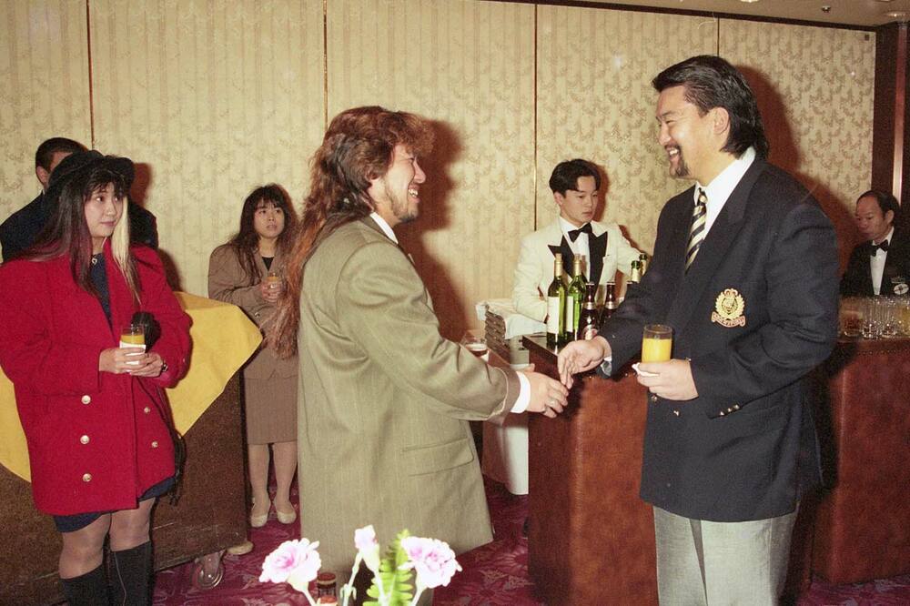 工藤（左）は「プロレス大賞」で旧交を温める蝶野正洋（右）とリッキー・フジ（中）を遠巻きで見つめる（９１年１月）