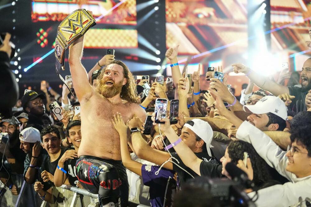 サウジアラビアのユニバースと喜びを分かち合うサミ・ゼイン（©WWE）