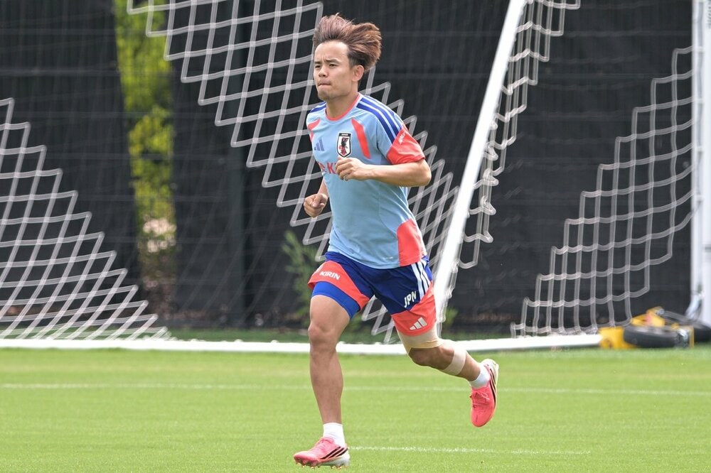 ランニングする久保建英