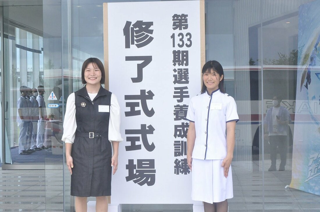 養成所での修了式で、姉・三嶌こころ(左)と記念撮影した三嶌さらら（2023年）