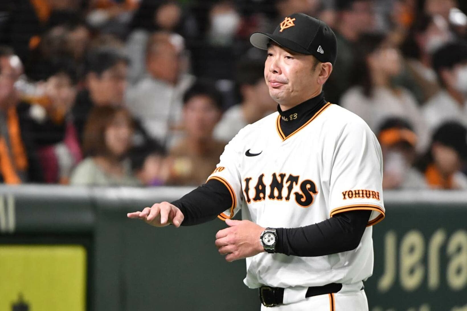 渋い表情の阿部監督